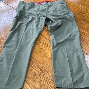 Wrangler men’s casual pants.  Size 42 x 30. Pockets on legs. Green/gray.